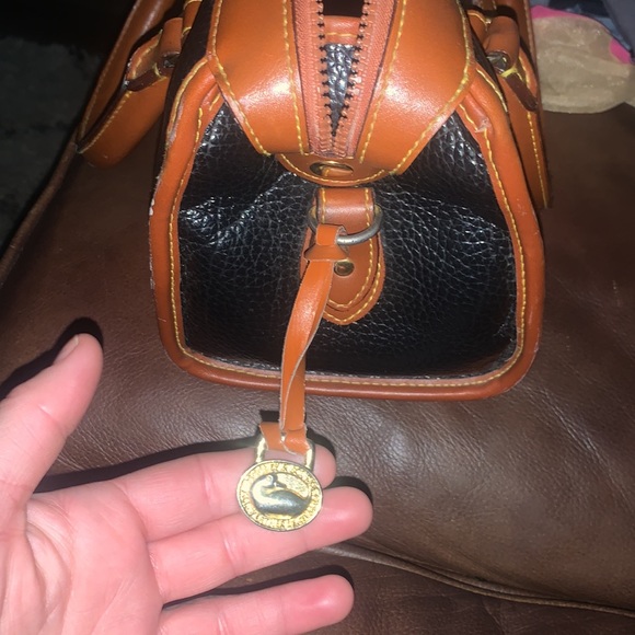 Medium size Brown and black dooney and bourke purse. Very clean 3 inside pocket - Picture 3 of 8